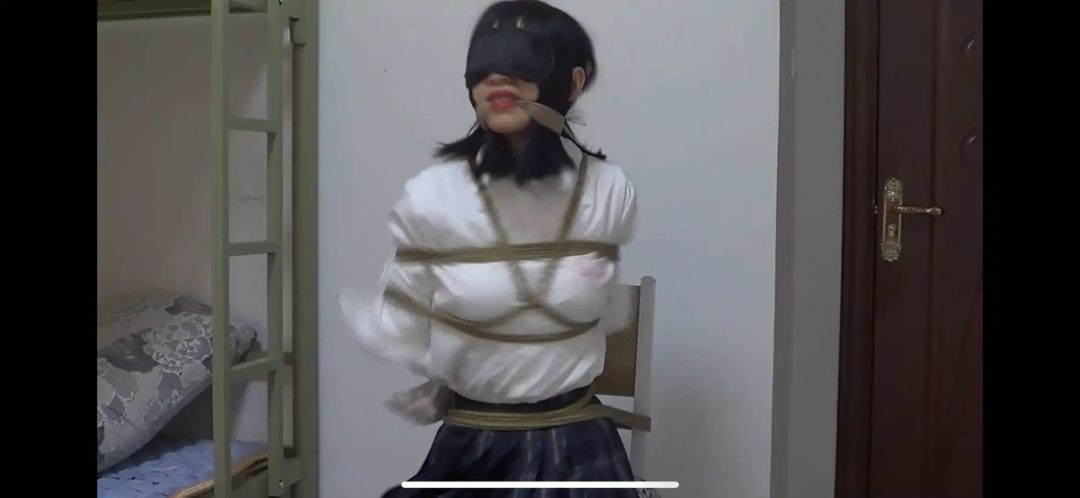美女的黑丝白手套无助挣扎，腿无敌-1