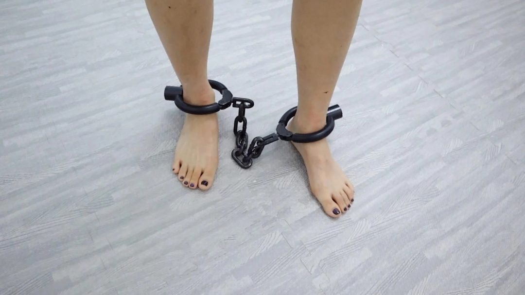 美女小欣带大家开箱新工作室 椅子缚 单杠吊铐 审讯椅 磁力绑带 挠脚挠全身TK 手铐脚铐脚趾铐-16