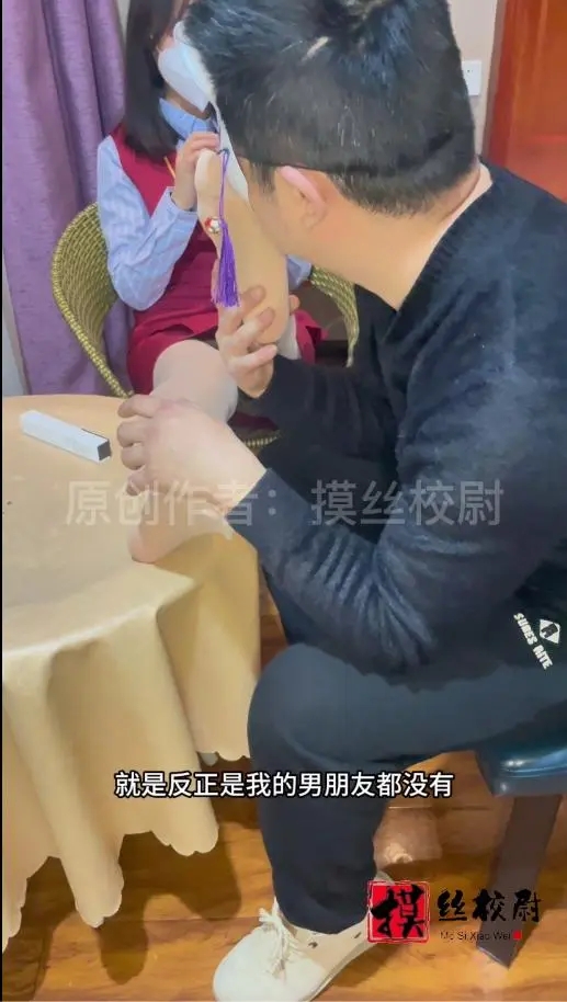 顶级享受.狠狠舔舐素人女老师丝袜足底-3