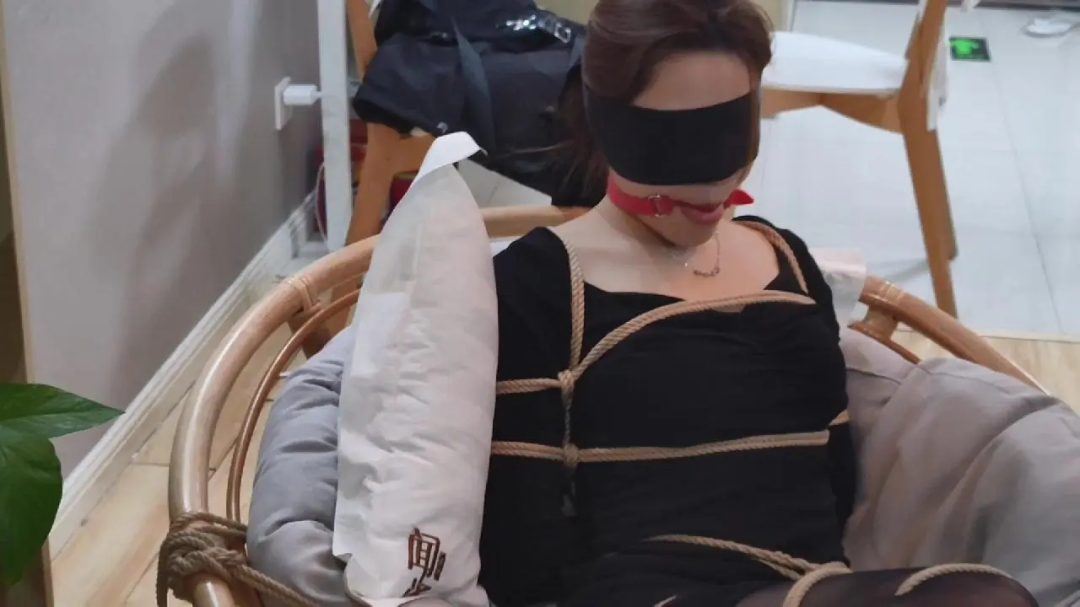约拍系列 黑丝美女被缚圆椅，驷马捆绑-4