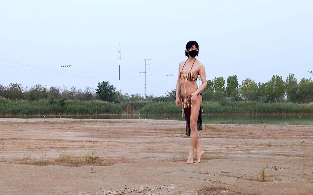 舞娘服赤脚裸足裸腿踩泥陷泥-1