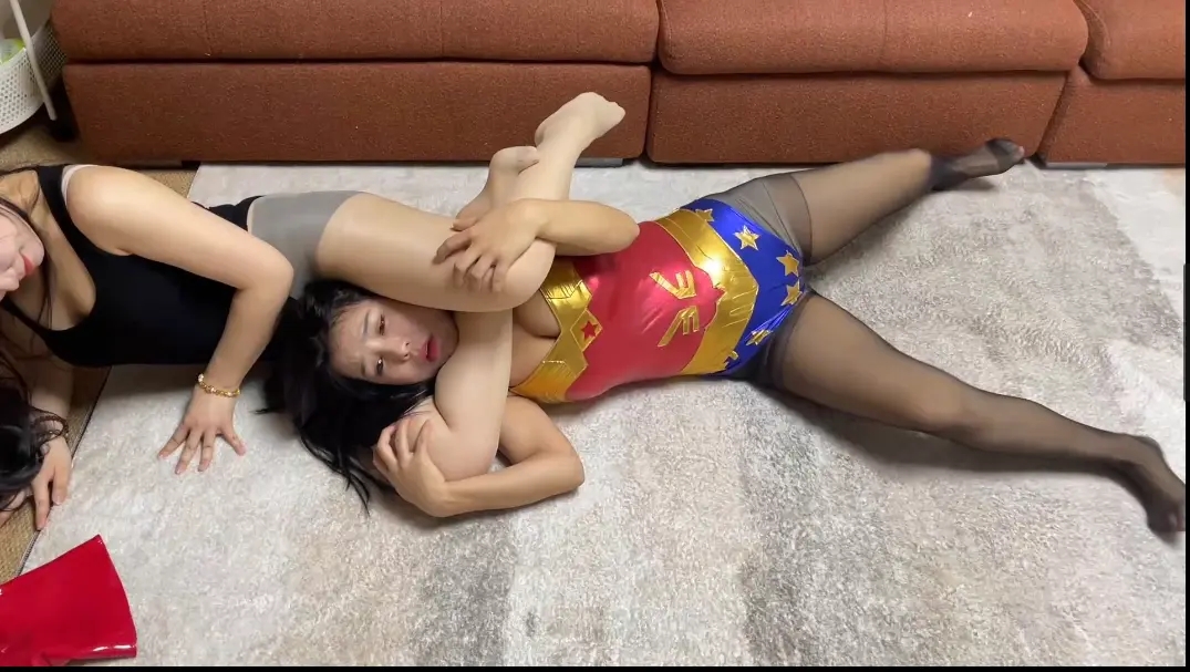 神奇女侠ryona羞辱展示（二） 舔脚 口球 挣扎 凌辱 踩踏 折腿 女调女 挑逗 闻脚 COSPLAY-9