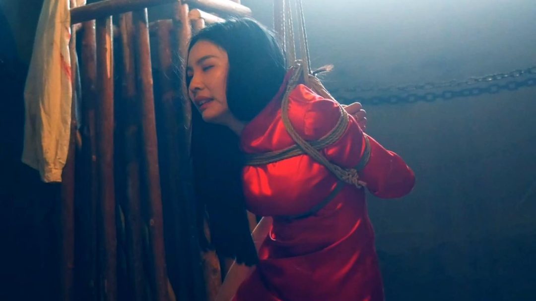 定拍女烈片《红岩英烈 2》中集 敌人在刑讯室对沈林芳和蔡美霞严刑逼供被折磨的遍体鳞伤-7