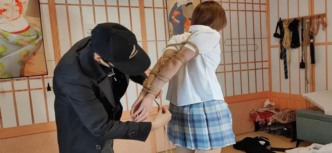 大学生小璇《直臂单腿吊》小璇的柔韧还是很不错的，腿吊的很高。下次可以试试更大难度的-3