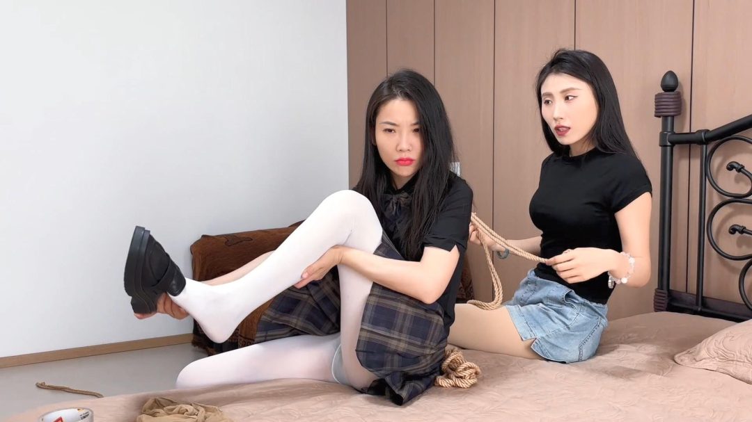 柳洋、恩可主演DID剧情片《室友奴隶》（上）脱缚游戏失败惨遭女室友捆绑蹂躏【云雀工作室定制】-2