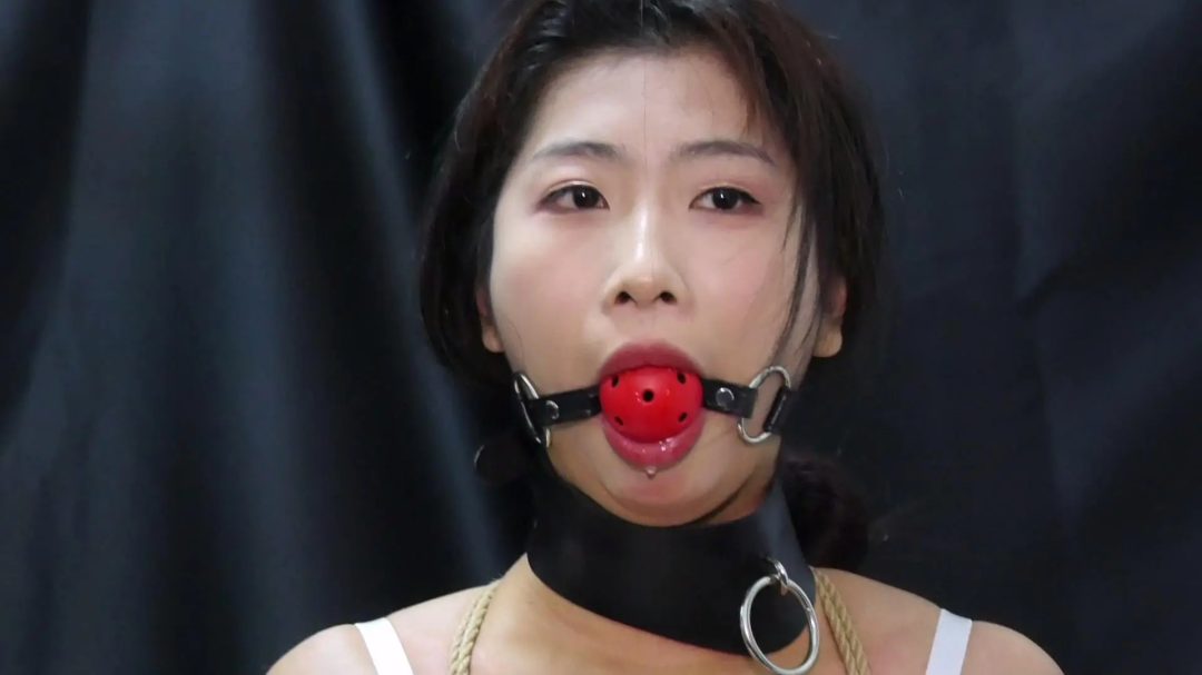 关在铁笼里的女奴-8