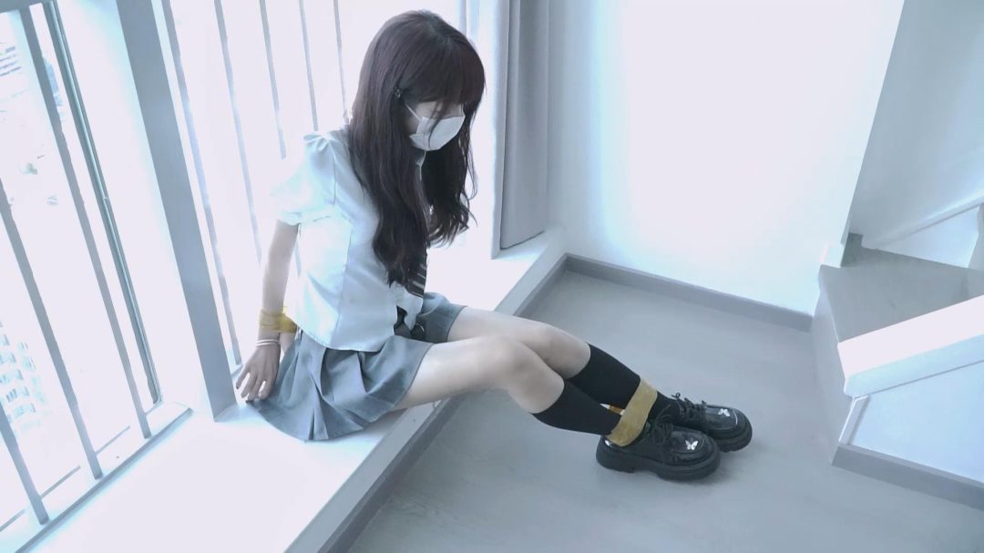 小清新居家JK妹妹，被上门检查煤气的哥哥用黄色胶带捆绑，堵嘴，发生……-6