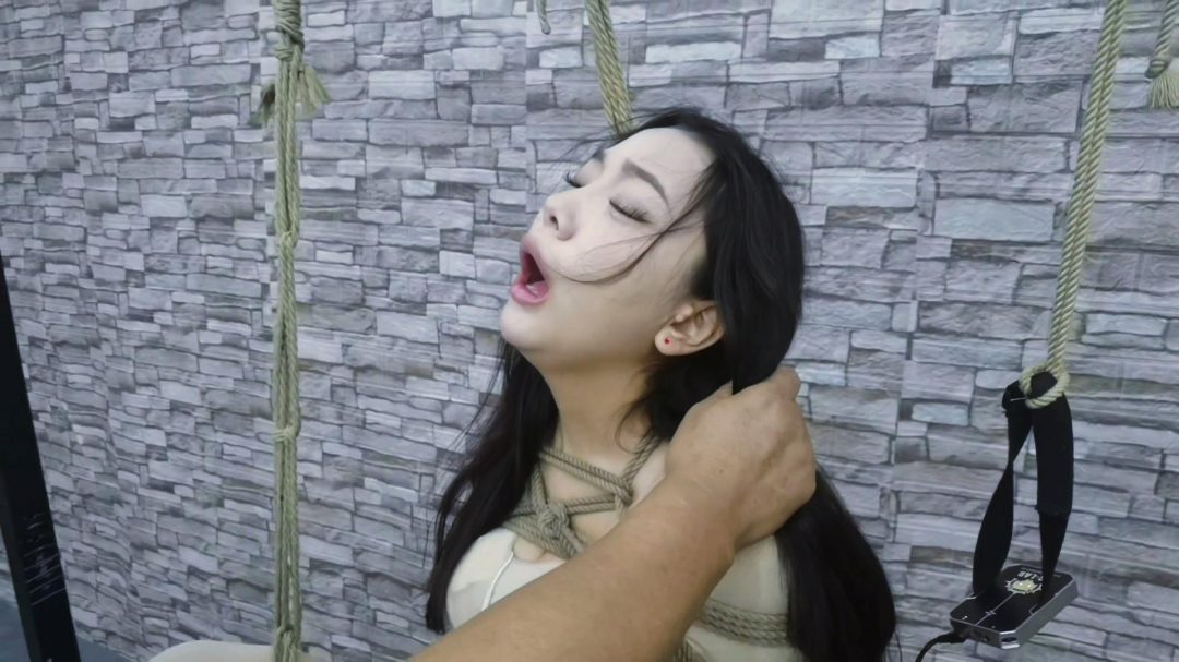 给女孩脚底按了一个脚踏式开关,身上在串联一个郊狼脚踏式电击开关,头上浇水顺流直下湿遍全身,竞把女孩活活电晕过去..-2