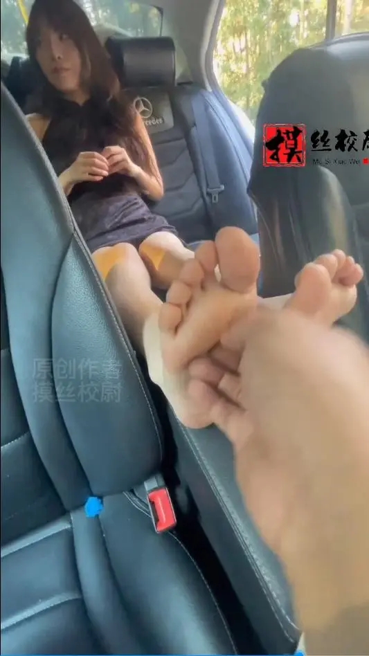 车内舔舐素人主播小姐姐的极品玉足-2