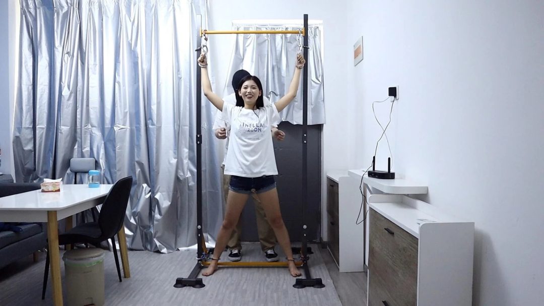 美女小欣带大家开箱新工作室 椅子缚 单杠吊铐 审讯椅 磁力绑带 挠脚挠全身TK 手铐脚铐脚趾铐-8