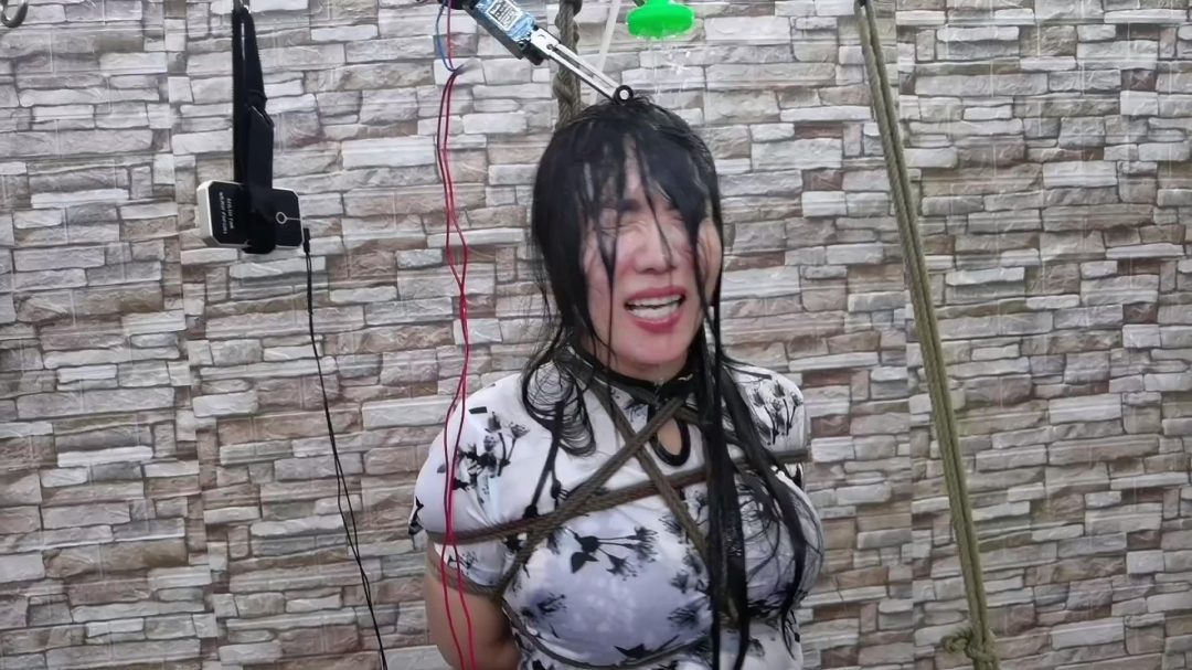 单腿吊起来,脚底按装一个感应踩踏开关控制水笼头,头顶在按上一个行程开关控制郊狼电击,水刑加电刑折磨,看她老实不老实......-5