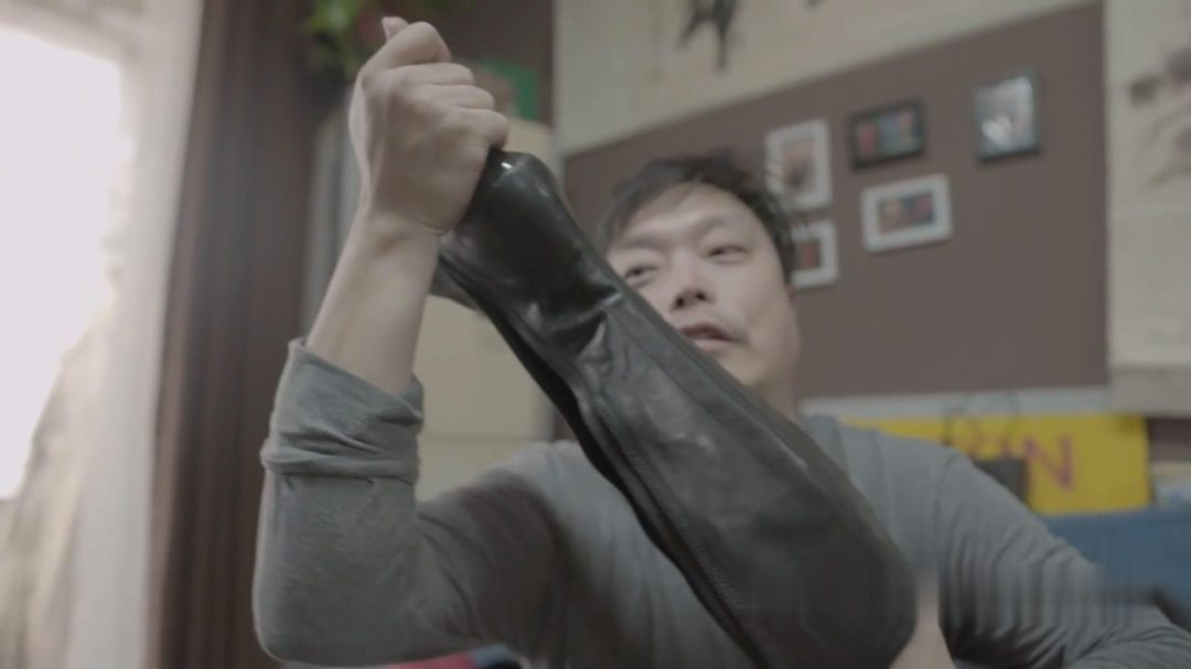 单身黑丝女被送水工捂晕遭闻舔脚玩弄-3