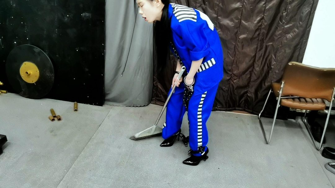 女杀人犯因杀人无数被抓，被押进看收所，为了活命，讨好看守长，甘愿做看守长的女奴，真是一个好贱的骚犯.....-10