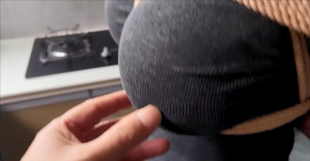 妞妞，小白鞋牛仔裤第一季，层层递进的捆绑，翘臀与美胸的美妙手感，初次尝试另类“小皮鞭”，步履艰难的室内观光旅程，魔鬼身材可爱短发妹的小爱好-10