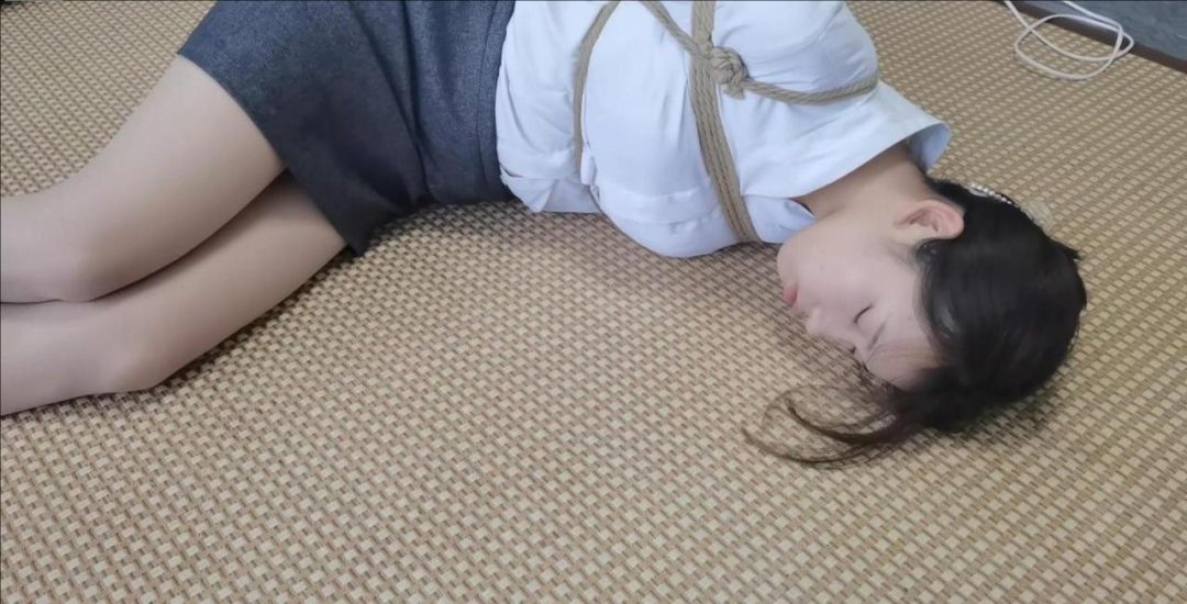 瑾瑜，白衫红内丝足美腿捆绑游戏系列第三集：丝巾双重堵，脱裙羞辱TJ，试试把一个风华正茂的女大学生连绑带堵的踩在脚下，是一种什么样的感觉-3
