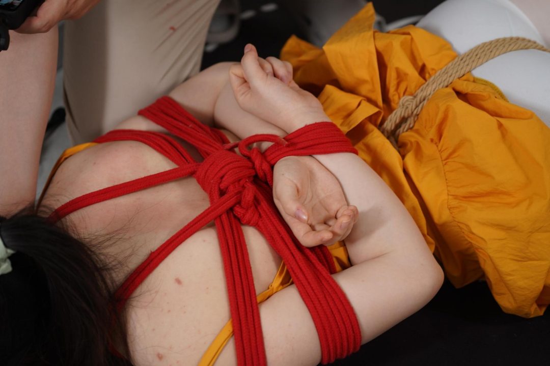 【灰太郎的羊】不服管教的莎莎遭绳子调教【日式➕单腿吊缚➕双腿并捆吊起】，【口枷➕眼罩TK】叫骂不停-4