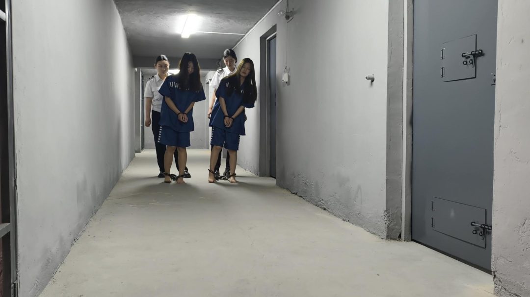 【忘忧社工作室】姐妹花（下）新模特露露首次出演，两姐妹在户外交易的时候被抓捕，砸死镣死铐，户外指认现场-8