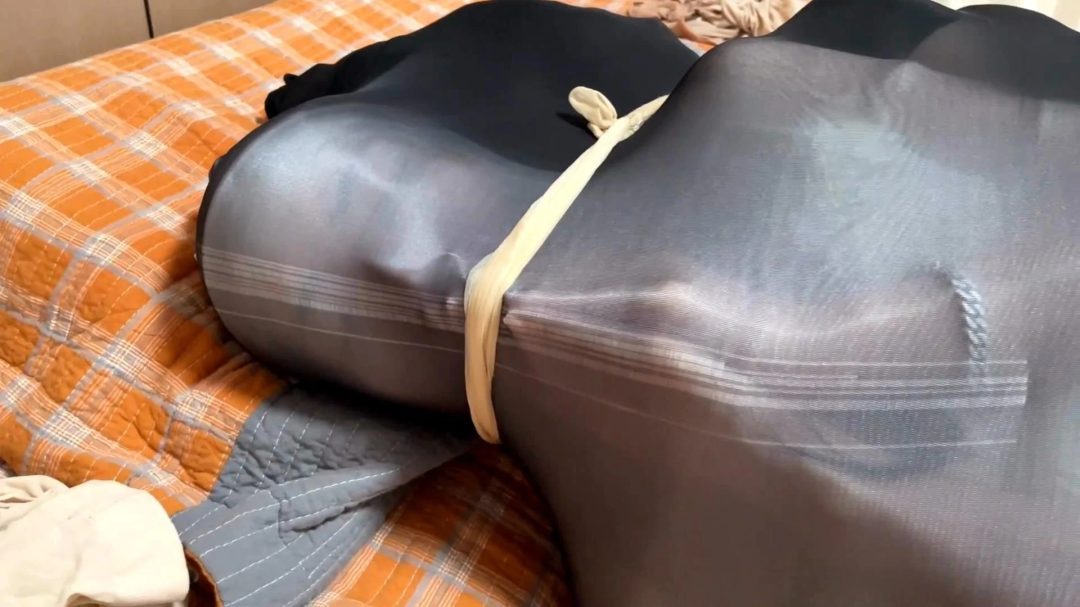云雀定拍—《致命凶宅》下，柳洋中计被洗脑，将室友和自己丝袜全包，最终一起被装进丝袜睡袋-2