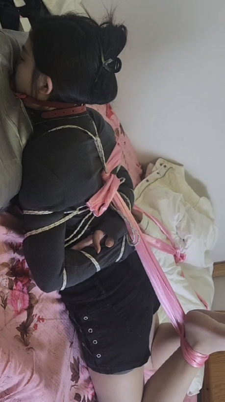 小丽肉丝高跟捆绑口球堵嘴体验-3