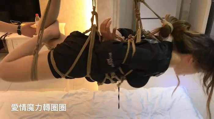 【高质量剪接，精品推荐，最新力作】精湛绳艺作品，绳师和模特倾力演出，丝袜吊缚最新口枷体验。-14