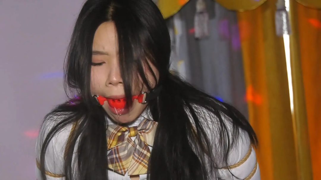 新场地定拍《酒吧里调教女M》 女大学生被酒吧女主绑架到酒吧调戏玩弄-11