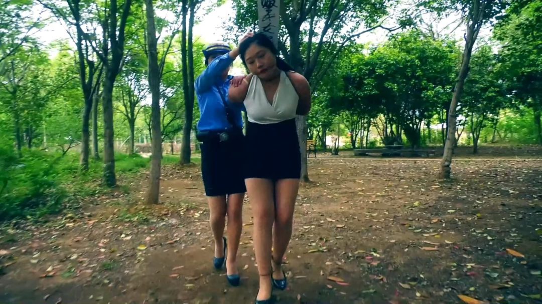 定拍转公映《女囚幻梦》 下集 她被砸开死镣五花大绑插上死囚牌绑上舌头押解到户外执行-7