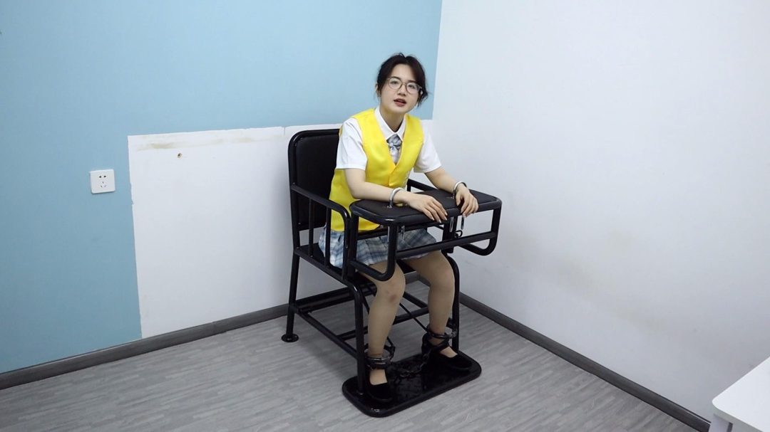 萌妹子汤圆 身为学生会副主席贪污公款被捕 狱中抽烟被狠狠惩罚 挠脚挠全身TK 手铐脚铐脚趾铐 全程肉丝布鞋-11