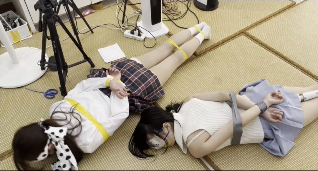 胶带束缚爬行游戏-3