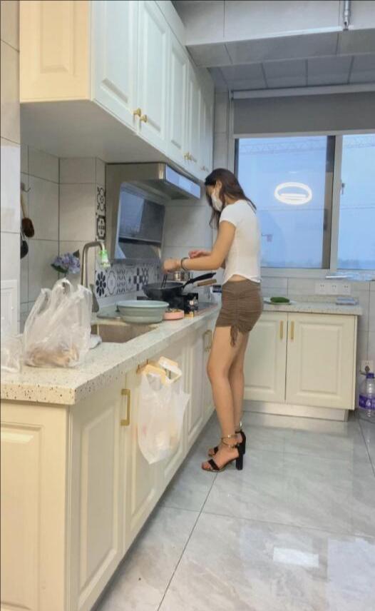 何沐高跟镣铐做饭-4