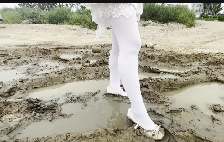软妹裙白丝海边烂泥地打滚弄脏不可描述-4