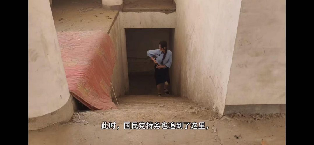 女学生卧底被特务发现，展开了激烈枪战，最后不幸落入手中，她能逃脱吗？会有怎样的刑罚等待她。-4