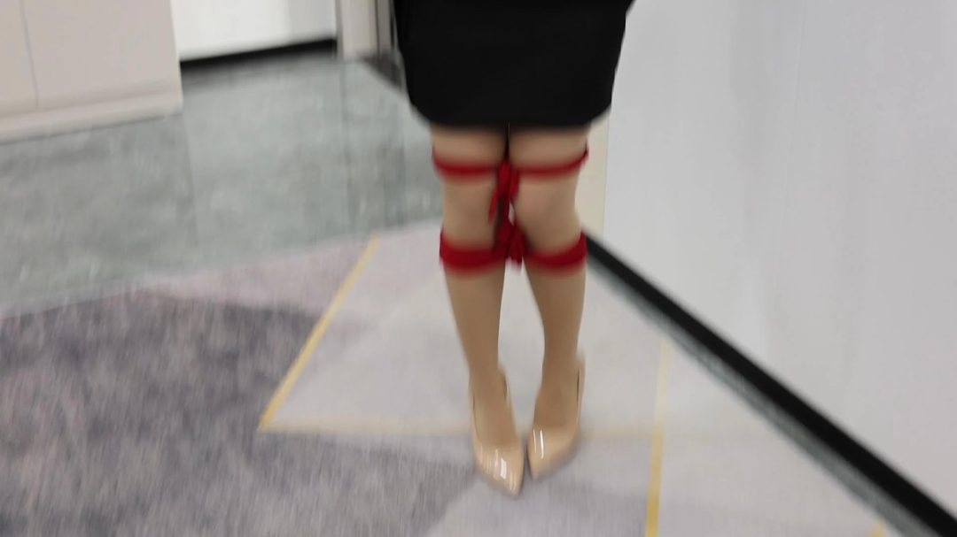 新助理与柳枝妹子的第一次相遇 大胸模特的ol装，小助理玩腿，特写视角-5
