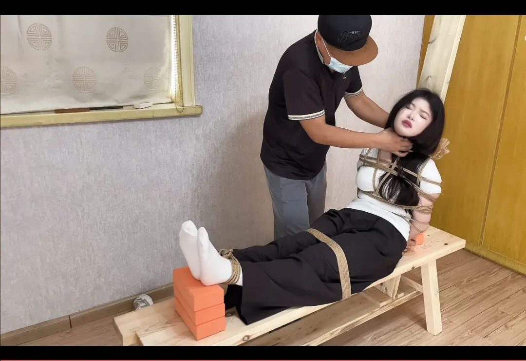 执法人员擒获嫌疑人后，竟采用老虎凳这种残酷手段逼取口供，最终将嫌疑人掐到在老虎凳上昏迷不醒-3