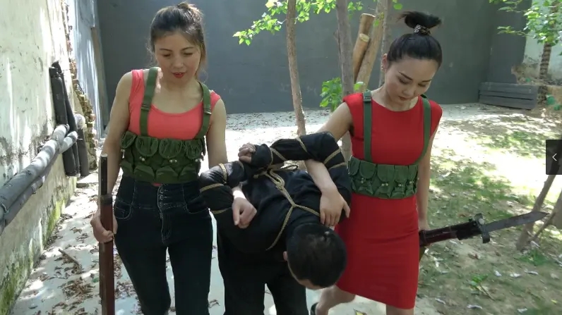 女民兵审土匪-9