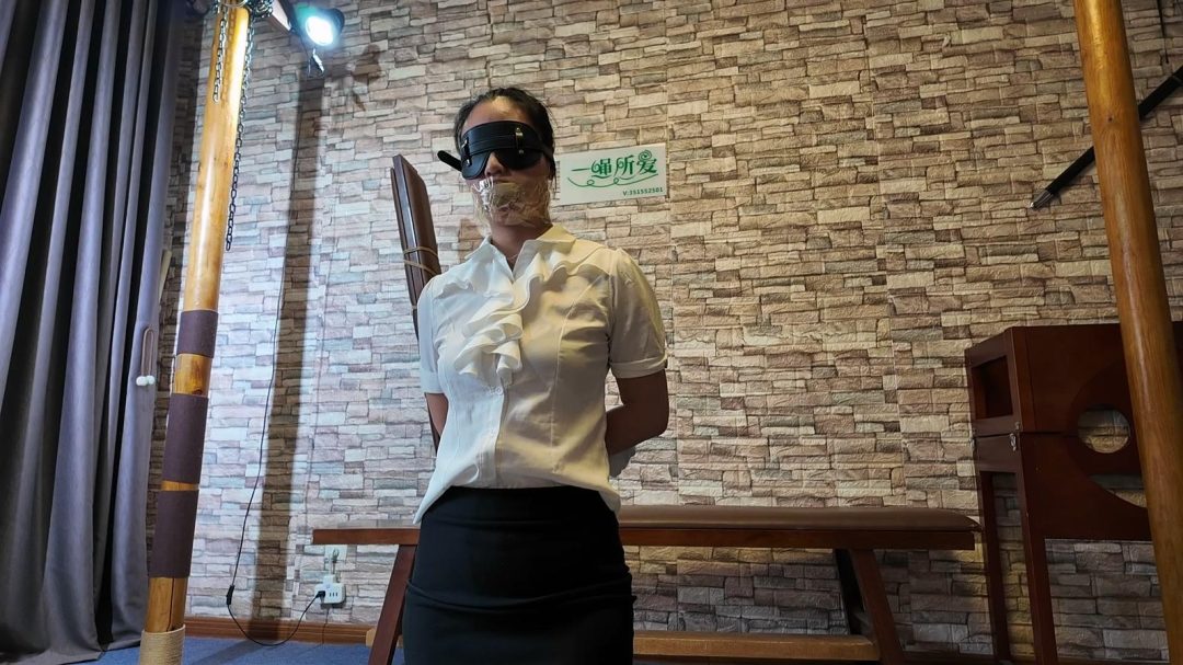 紫涵被捆绑堵嘴，剥夺感官后用铁链锁进笼子-3