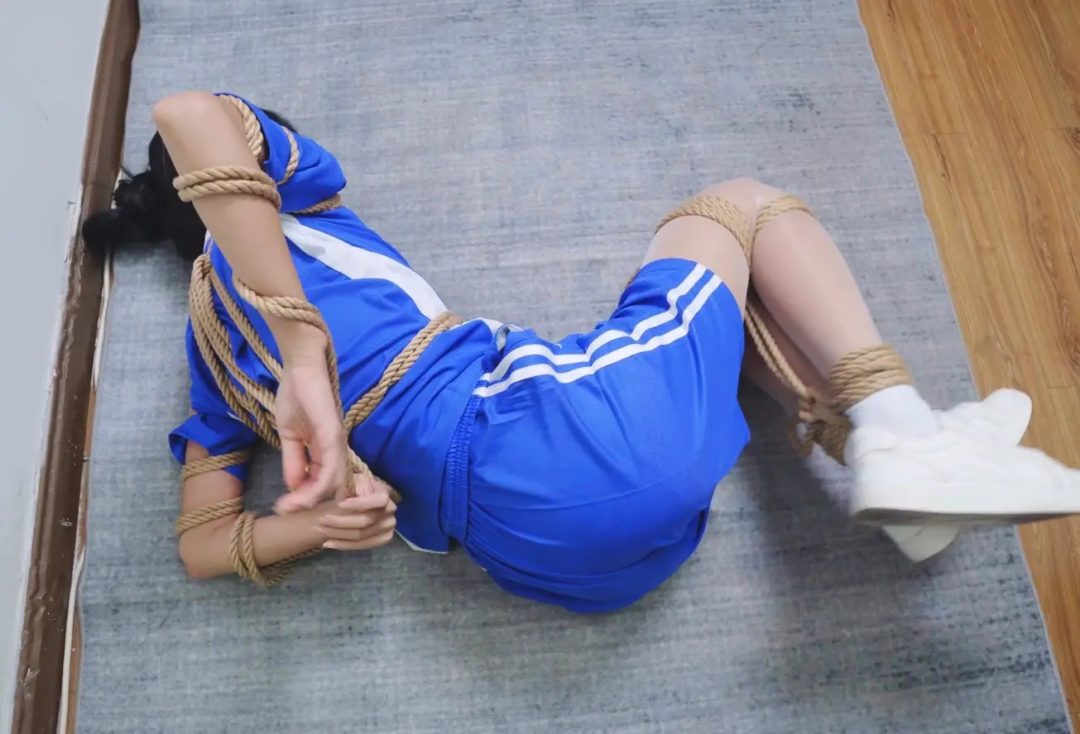 定拍女学生遭袭之捆绑挣扎-3