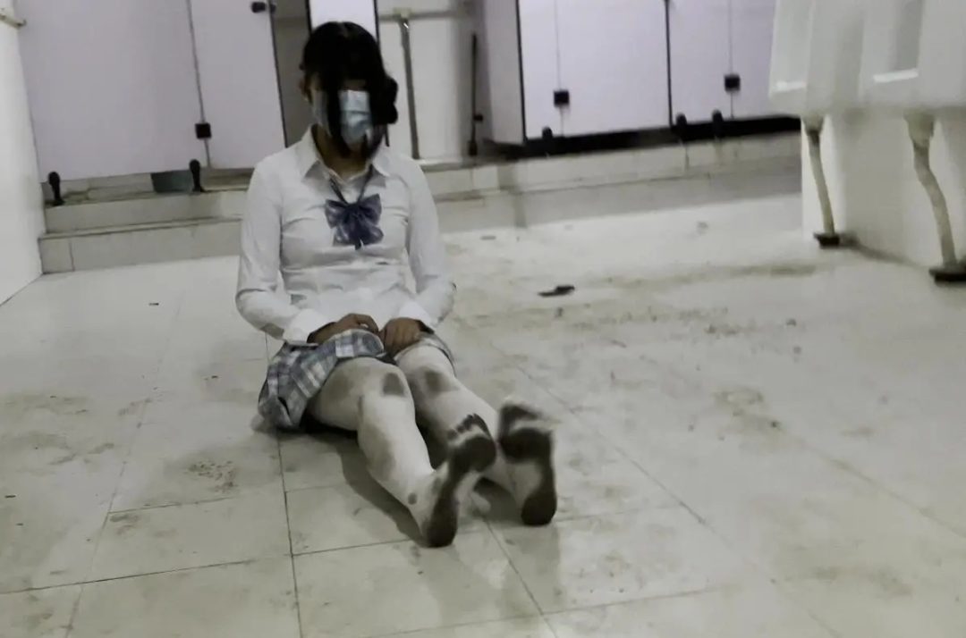 白丝jk妹子地库男厕所打滚浑身弄脏 视觉冲击-3