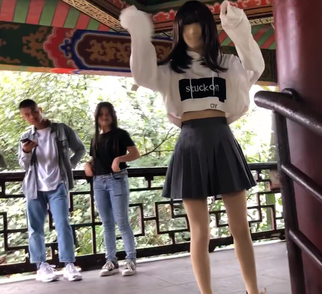 公园套圈，大白天的穿着zentai到公园套圈，没想到雨天还这么多人-7