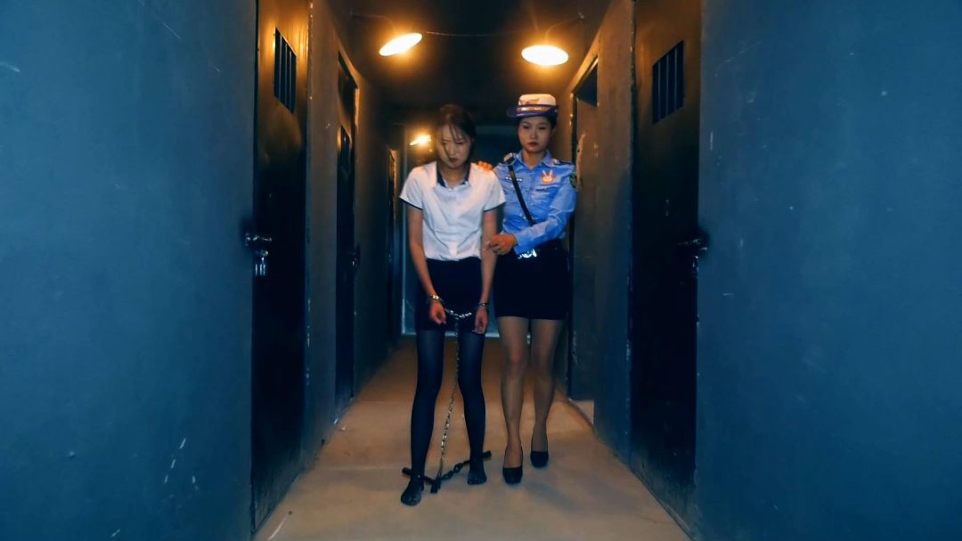 片名：定拍转公映 新片《红颜丽人不归路（绞刑篇）》 完整版 郭艳年纪轻轻犯s人，被捕后不老实交代自己的犯罪过程，受倒吊，关笼惩罚 钉死镣最后执行绞刑-11