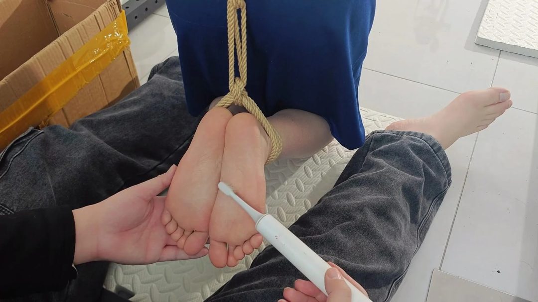 犯错误的校花，颈手枷，罚跪。裸足福利。强制，吊在身后的双脚任我玩弄。电动牙刷，刺轮，电动梳子，轮番上阵-5