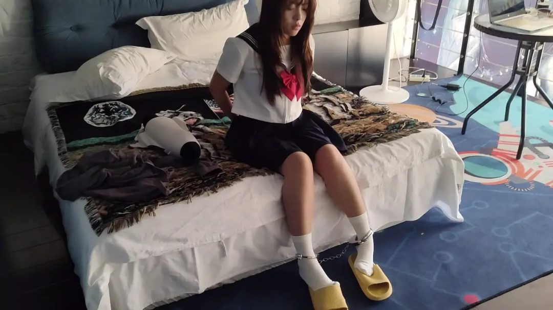 校服美女被镣铐抓捕刑具拘束胶带束缚-3