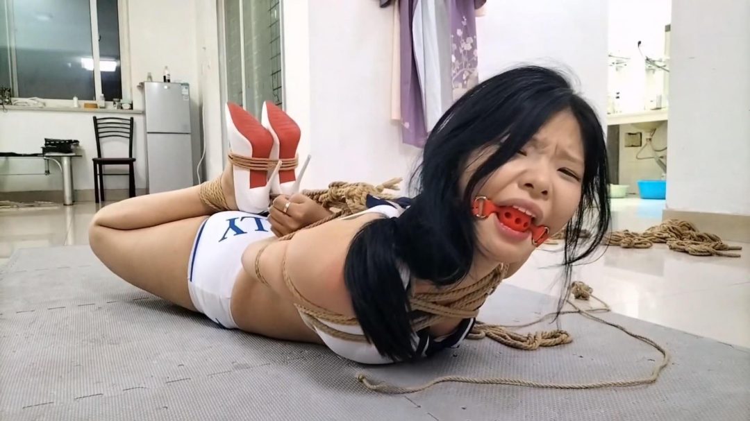 小蛇. 被投资诈骗的人欺骗，被迫参加爬行游戏的少女。((下编))-6