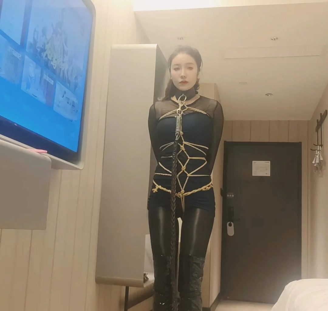 身材颜值不错的气质高挑职业美女模特酒店约绳紧缚体验-5