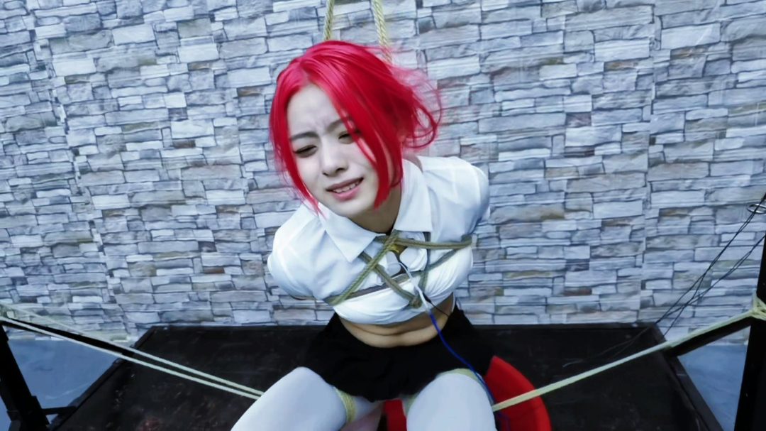 红毛少女希希因偷情到贴小帅哥,把其对象活活气死,对象大哥得知后把希希绑起来,把她折磨的死气活来至晕死过去,终于为小弟报仇了...-2