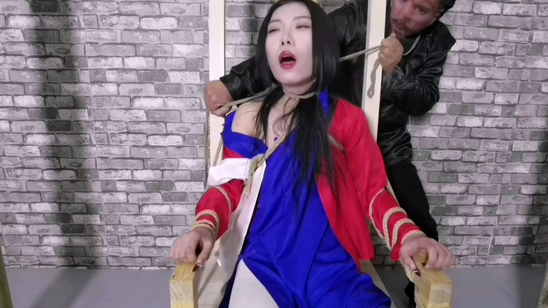 月仙儿在新场地扮演地下交通员,被逮捕后遭到严刑拷打后被除以绞刑...-12