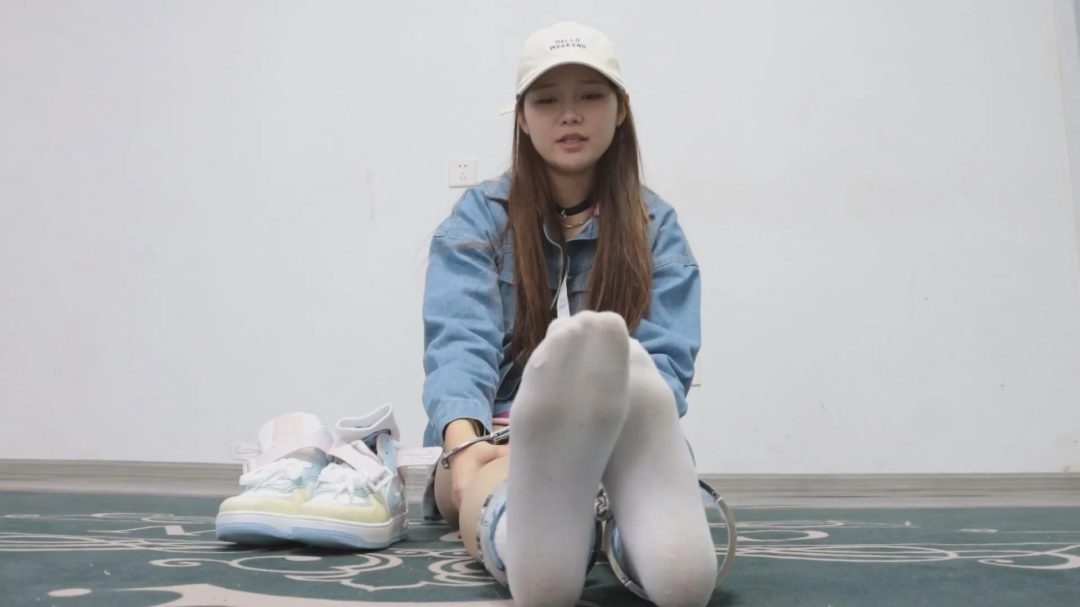 【绝版模特蜚】【得意客定拍】《不良少女改造计划3》重回现场下跪认罪，原味堵嘴+闻鞋虐臀虐足，将打拳的苗子彻底改良！-2
