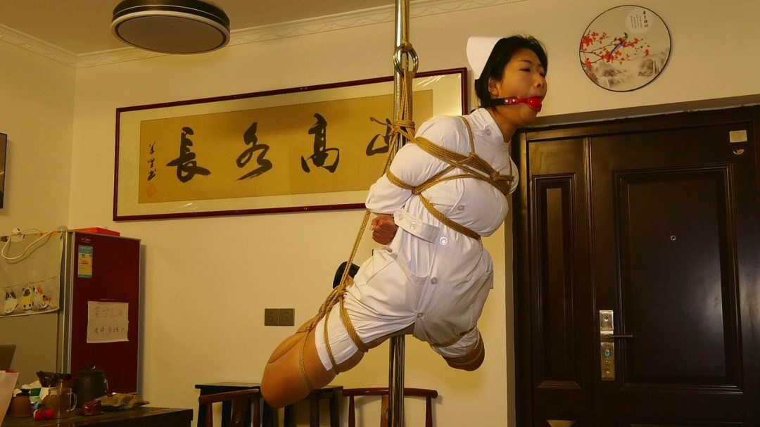 被悬吊的女护士-8