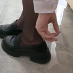 【麻衣学姐历险记】 学姐是个对粉丝有应必求的主播 专门拍摄一些比较吸引眼球的挑战视频 其实更多是变着法儿从这些男人身上赚钱