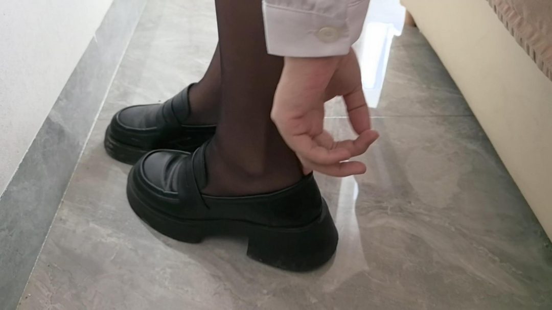 【麻衣学姐历险记】 学姐是个对粉丝有应必求的主播 专门拍摄一些比较吸引眼球的挑战视频 其实更多是变着法儿从这些男人身上赚钱-1