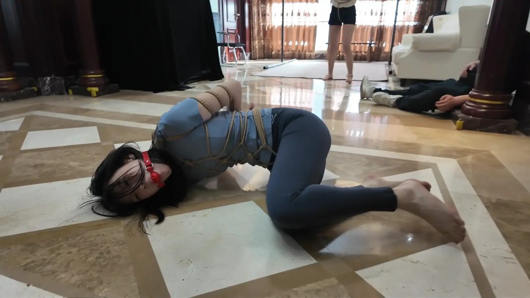 枫叶工作室原创定拍剧情—《母女劫难》第二集 单亲母女被房东老王囚禁虐待 美女老师上门家访发现隐情 逃跑失败。。-6 枫叶工作室原创定拍剧情—《母女劫难》第二集 单亲母女被房东老王囚禁虐待 美女老师上门家访发现隐情 逃跑失败。。-6